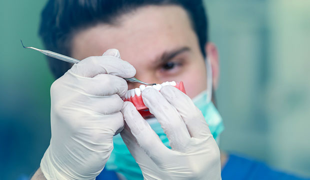 Nettoyage et entretien d'une prothèse dentaire