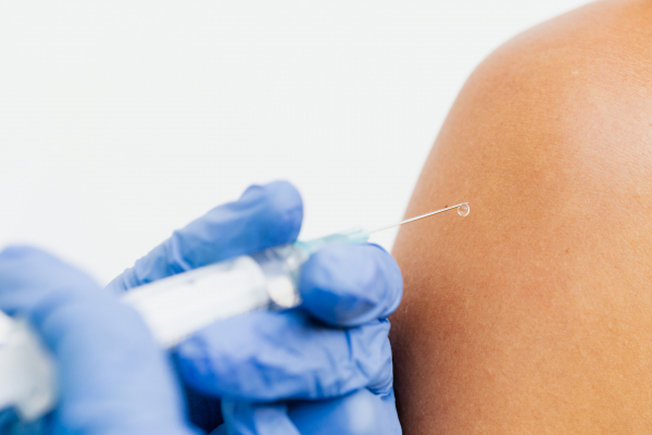 Accélération de la vaccination et resserrement des mesures pour freiner la transmission 