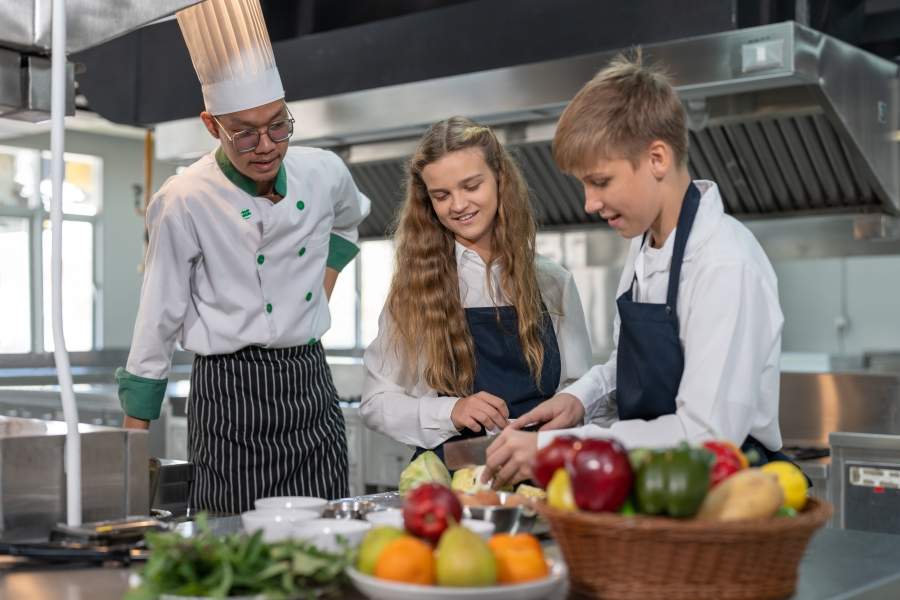 Les Cuisines Solidaires 2026 : plus de 140 000 portions cuisinées par la relève