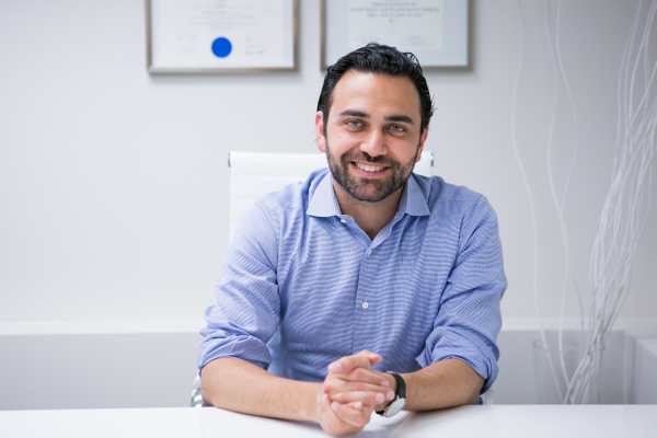 Un chirurgien de Montréal offre gratuitement des chirurgies esthétiques du visage à des victimes de la violence familiale